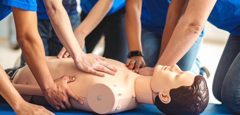 Firefly_grupo de personas aprendiendo RCP 707995