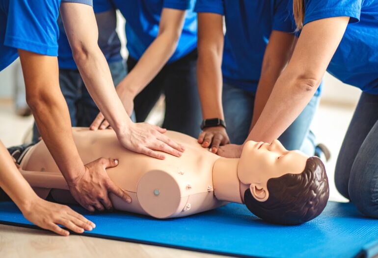 Firefly_grupo de personas aprendiendo RCP 707995